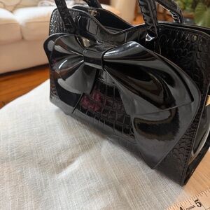 Elegant Black Patent Bow Satchel Handbag w/ Crossbody Strap – New